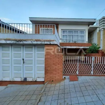 Rent this 2 bed house on Clínica Veterinária Centro Veterinário São Francisco de Assis in Rua José Bonifácio, Centro