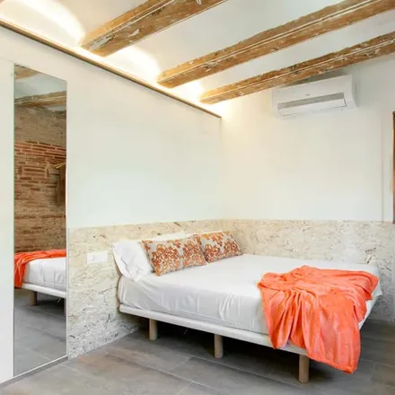 Rent this 5 bed room on MacxiPa in Carrer del General Álvarez de Castro, 08001 Barcelona