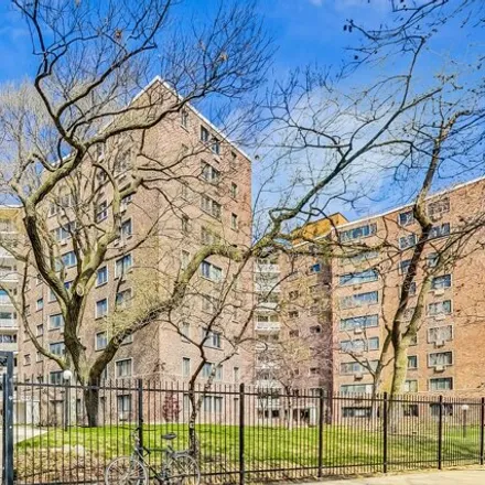 Buy this 2 bed condo on 1140 W Lunt Ave Apt 2a in Chicago, Illinois