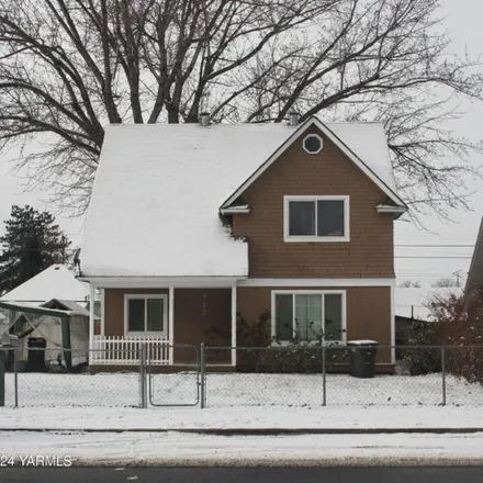 Buy this 4 bed house on 754 North 5th Avenue in Yakima, WA 98902