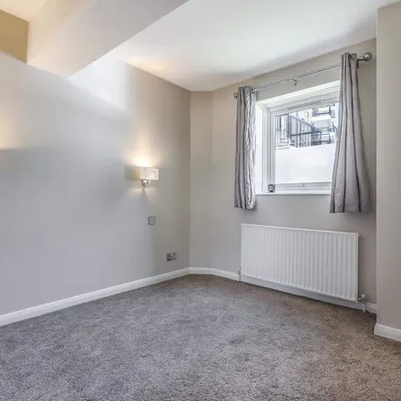 Image 2 - Sycamore Lodge, Gipsy Lane, London, SW15 5RH, United Kingdom - Apartment for rent