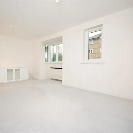 Rent this 2 bed apartment on Varsity Drive in London, TW1 1AL