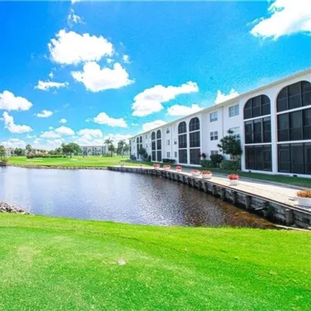 Image 4 - 71 Highpoint Circle North, Collier County, FL 34103, USA - Condo for sale