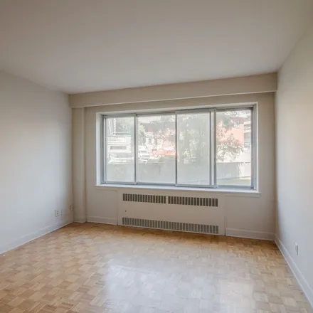 Image 7 - Regency, 3555 Chemin de la Côte-des-Neiges, Montreal, QC H3H 1B9, Canada - Apartment for rent