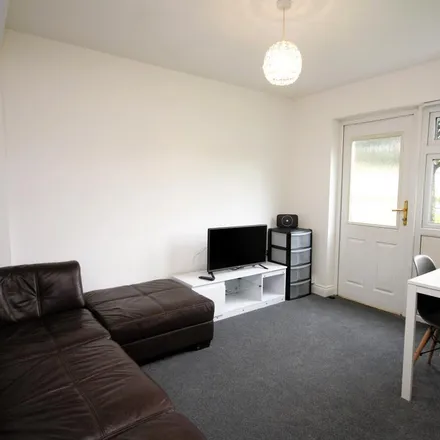 Rent this 4 bed townhouse on Ashmoor Street in Preston, PR1 7DX