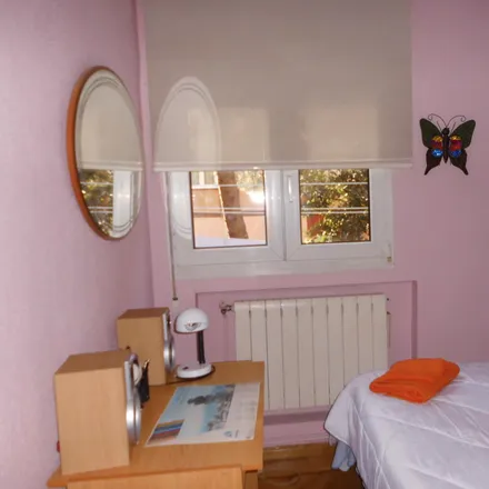Rent this 3 bed room on Calle de Paredes de Nava in 26, 28017 Madrid