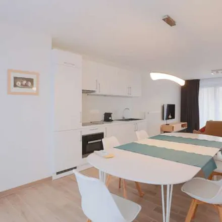 Rent this 2 bed apartment on Rue de la Stratégie - Krijgskundestraat 30 in 1160 Auderghem - Oudergem, Belgium