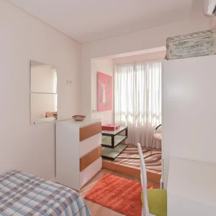 Rent this 4 bed room on Farmácia Serpa Pinto in Rua de Serpa Pinto 645-649, Porto