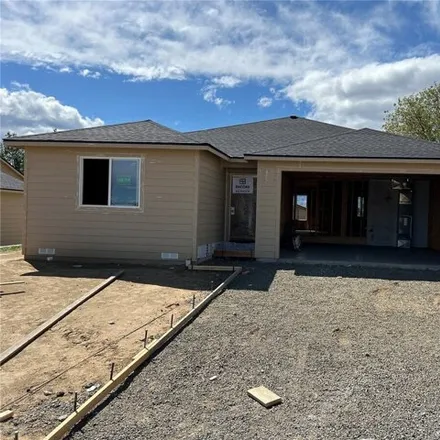Buy this 3 bed house on 1001 North Lyle Avenue in Broadway, East Wenatchee