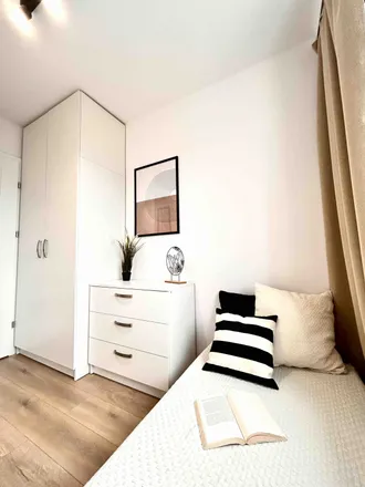Rent this 6 bed room on Wita Stwosza 48 in 80-308 Gdańsk, Poland