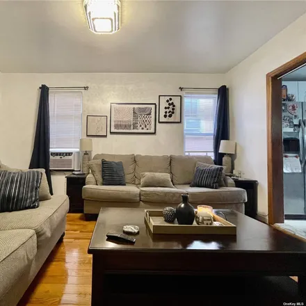 Image 3 - 1805 Mulford Avenue, New York, NY 10461, USA - Townhouse for sale