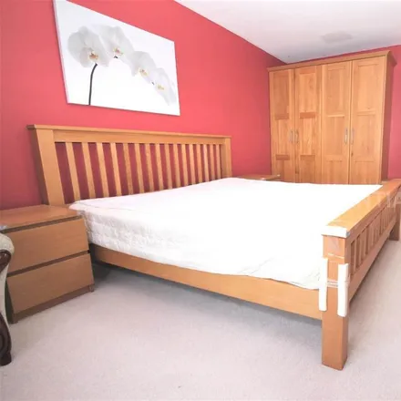 Image 7 - St. Mary's Court, Chestnut Grove, London, KT3 3HN, United Kingdom - Townhouse for rent