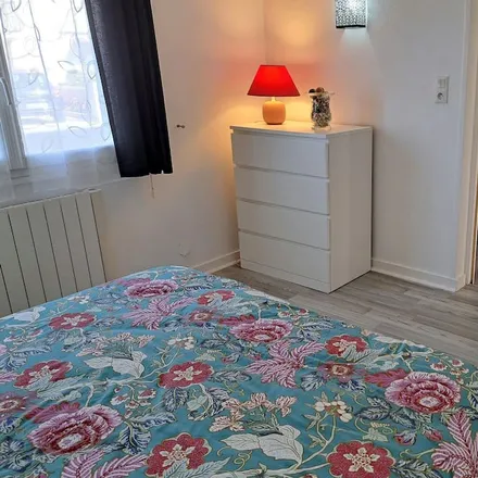 Rent this 1 bed duplex on Saint-Pol de Léon in Place de la Gare, 29250 Saint-Pol-de-Léon