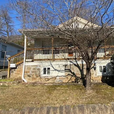 Image 1 - 1188 East 5th Avenue, East Williamson, Williamson, WV 25661, USA - House for sale