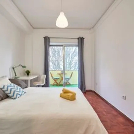 Rent this 9 bed room on Rua Sampaio e Pina