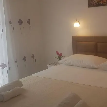 Rent this 5 bed house on Okrug Gornji in Put Mavarčice, 21223 Okrug Gornji