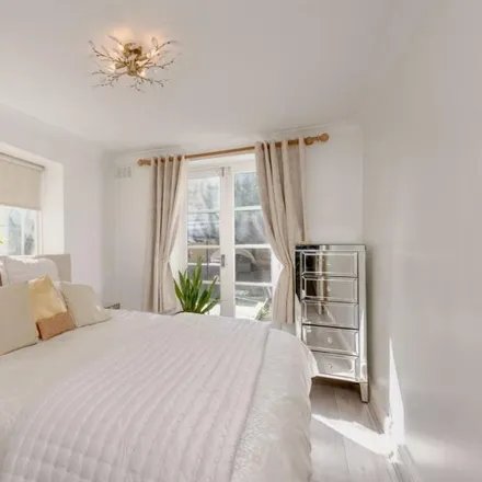 Image 4 - 93 Warwick Avenue, London, W9 2PP, United Kingdom - Apartment for rent