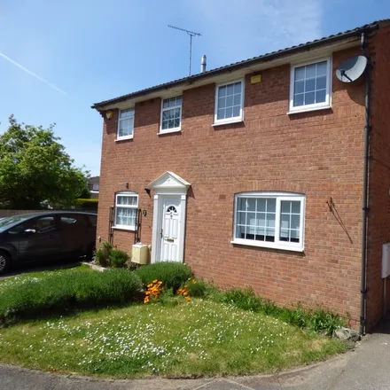 Rent this 2 bed townhouse on Felton Close in Luton, LU2 9TD