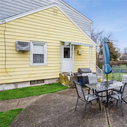 Image 3 - 175 Smith Street, East Patchogue, NY 11772, USA - House for sale