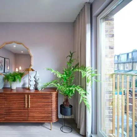 Image 5 - Atheldene Road, London, SW18 3BN, United Kingdom - Townhouse for sale