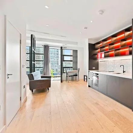Rent this studio apartment on Defoe House in 123 City Island Way, London