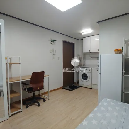 Rent this studio apartment on 서울특별시 관악구 신림동 10-720