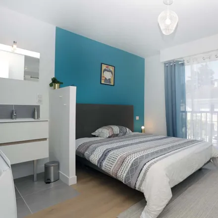 Rent this 2 bed room on 45 Rue Félix Ménétrier in 44300 Nantes, France