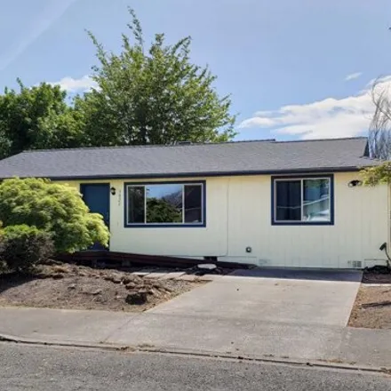 Buy this 3 bed house on 3019 Clearview Avenue in Medford, OR 97501