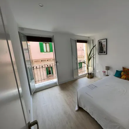 Rent this 4 bed room on Calle de la Araucaria in 9, 28039 Madrid