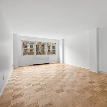 Image 3 - 520 E 76th St Apt 6h, New York, 10021 - Apartment for sale