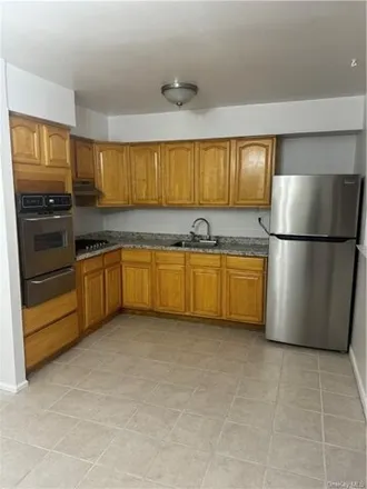 Rent this 3 bed apartment on 1268 Metcalf Avenue in New York, NY 10472