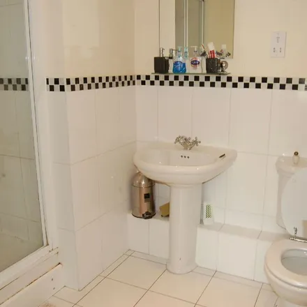 Rent this 2 bed apartment on unnamed road in London, IG8 8GW