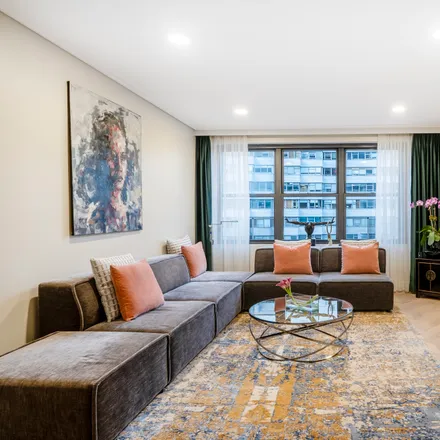 Image 2 - #18G, 225 East 57th Street, Midtown Manhattan, Manhattan, New York - Apartment for sale