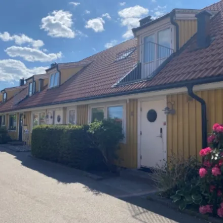 Rent this 7 bed townhouse on Persikogatan 256 in 421 59 Gothenburg, Sweden