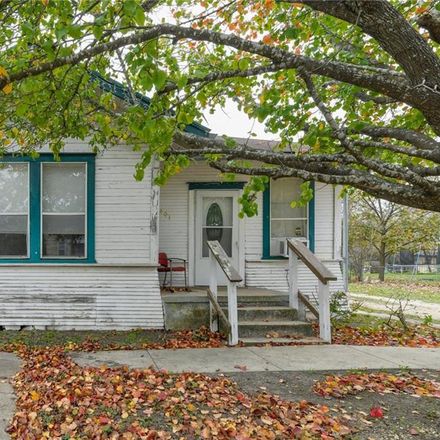 Rent this 3 bed house on 1401 West 7th Street in Taylor City Limits, TX 76574