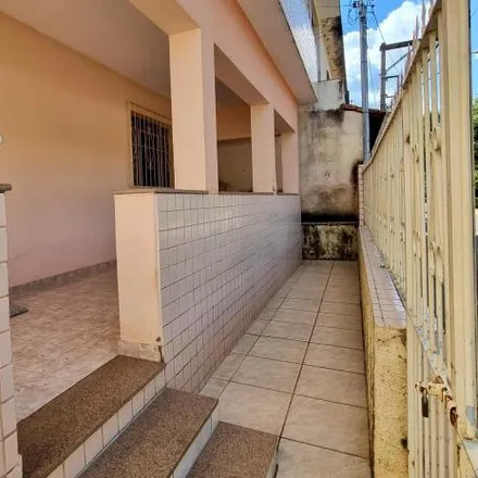 Rent this 4 bed house on Policlina Central in Rua João Leonardo da Silveira, Astolfo Dutra - MG