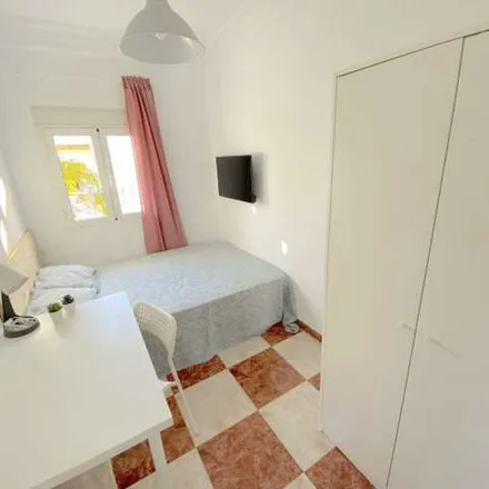 Image 9 - Calle Doctor González Meneses, 41009 Seville, Spain - Apartment for rent