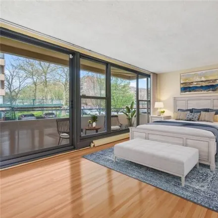 Image 3 - 166-26 Powells Cove Boulevard, New York, NY 11357, USA - Apartment for sale