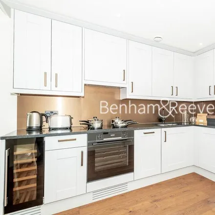 Image 2 - Emery Wharf, The Highway, St. George in the East, London, E1W 2AQ, United Kingdom - Apartment for rent