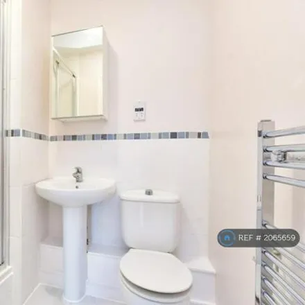Image 7 - 2 Rosehill Avenue, London, SM1 3HG, United Kingdom - Apartment for rent
