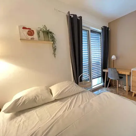 Rent this 5 bed room on 8 Rue de Rémusat in 75016 Paris, France