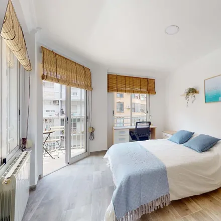 Rent this 5 bed room on Avinguda de Burjassot in 134, 46025 Valencia