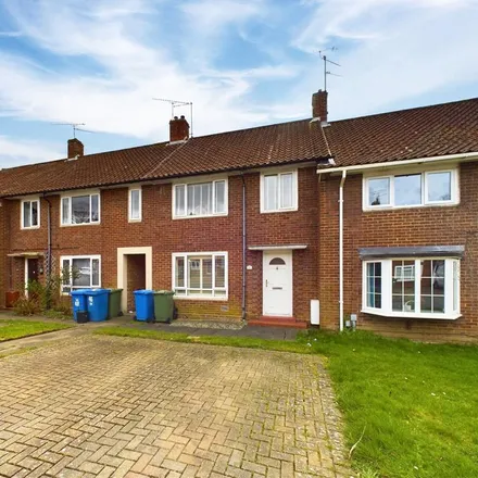 Rent this 3 bed townhouse on 26 Honeyhill Road in Bracknell, RG42 1YH