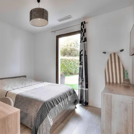 Rent this 4 bed house on 06270 Villeneuve-Loubet