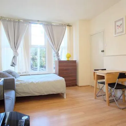 Image 7 - 23 Ash Grove, London, NW2 3LL, United Kingdom - Apartment for rent