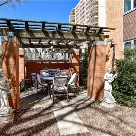 Image 3 - Regency Condominiums, 121 West 48th Street, Kansas City, MO 64112, USA - Condo for sale