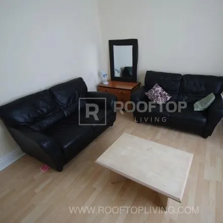 Image 2 - Harold Grove, Leeds, LS6 1PH, United Kingdom - House for rent