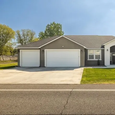 Buy this 4 bed house on 1177 North Road 40 in Pasco, WA 99301