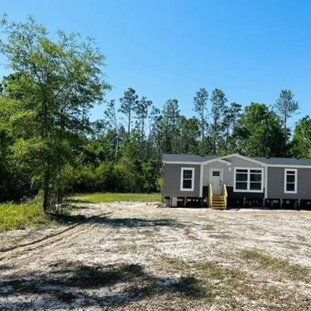Buy this studio apartment on 9673 CR 136 in Dowling Park, Suwannee County