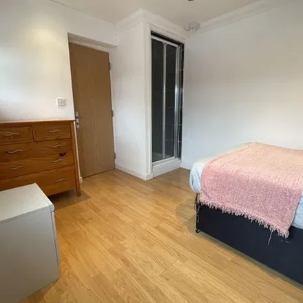 Rent this 2 bed apartment on Albany Road in Cardiff, CF24 3NW
